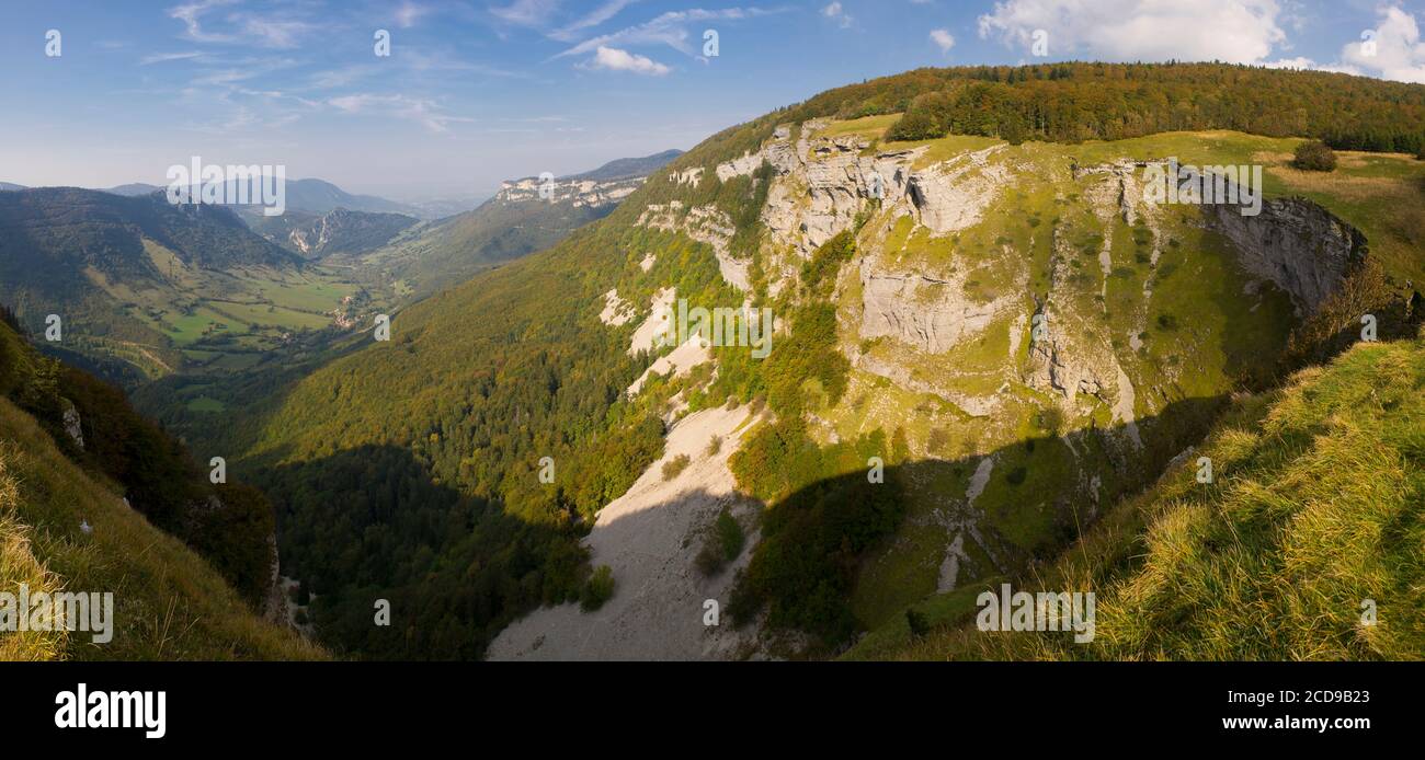 Francia, Drome, Parco Naturale Regionale del Vercors, Vassieux en Vercors, vista panoramica del d 199 belvedere sulla valle di Bouvante e le rocce di Pionnier Foto Stock