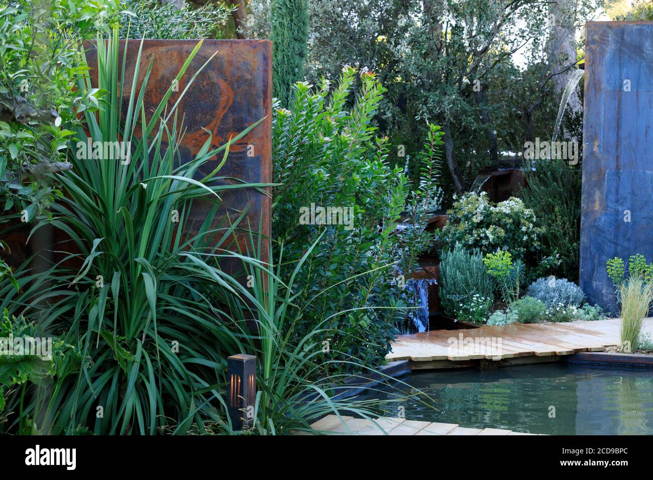 Francia, Alpes Maritimes, Antibes Juan les Pins, Garden Festival della Costa Azzurra 2019, Garden da una banca ad un altro Passion Garden di Jeremie Boissiere, Cedric Eygrier, Lawrence Buron, Lucas Michel, Alan Bontoux Calot e Sylvere Fournier Foto Stock