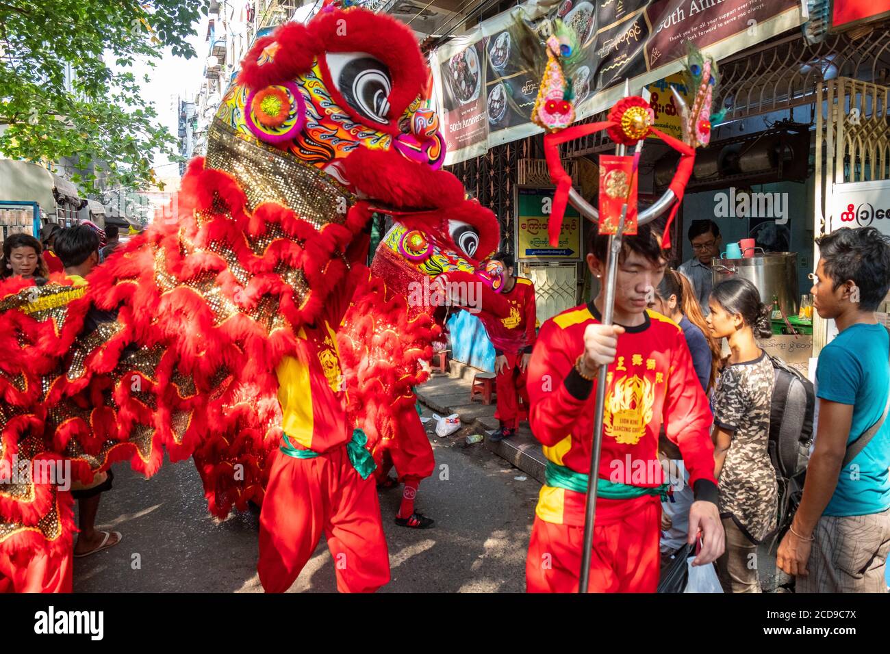 Myanmar (Birmania), Yangon, la città coloniale, sfilata cinese di Capodanno Foto Stock