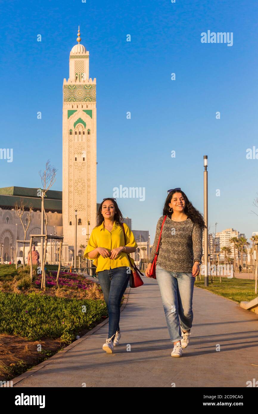Il Marocco, Casablanca, giovani donne sul piazzale della moschea di Hassan II Foto Stock