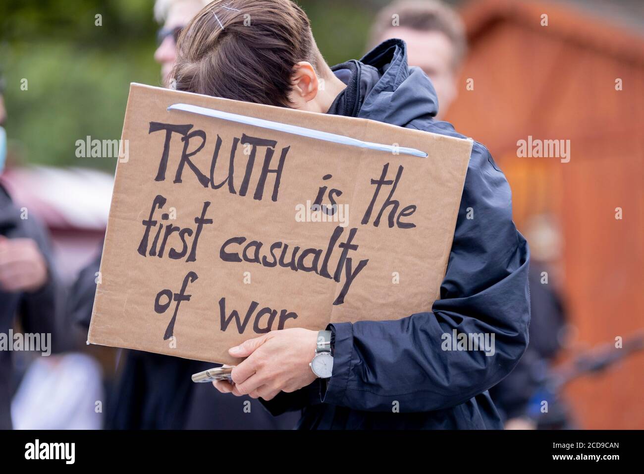 Berlino, Germania. 27 Agosto 2020. 'La verità è la prima vittima della guerra' è scritto in inglese sul segno di un partecipante ad un raduno contro le misure Corona a Breitscheidplatz. Il rally con il motto 'Berlino invita l'Europa! - Berlino invita l'Europa!" Sarà il preludio alla manifestazione contro le restrizioni della corona il sabato, che è stato vietato mercoledì. Credit: Christoph Soeder/dpa/Alamy Live News Foto Stock