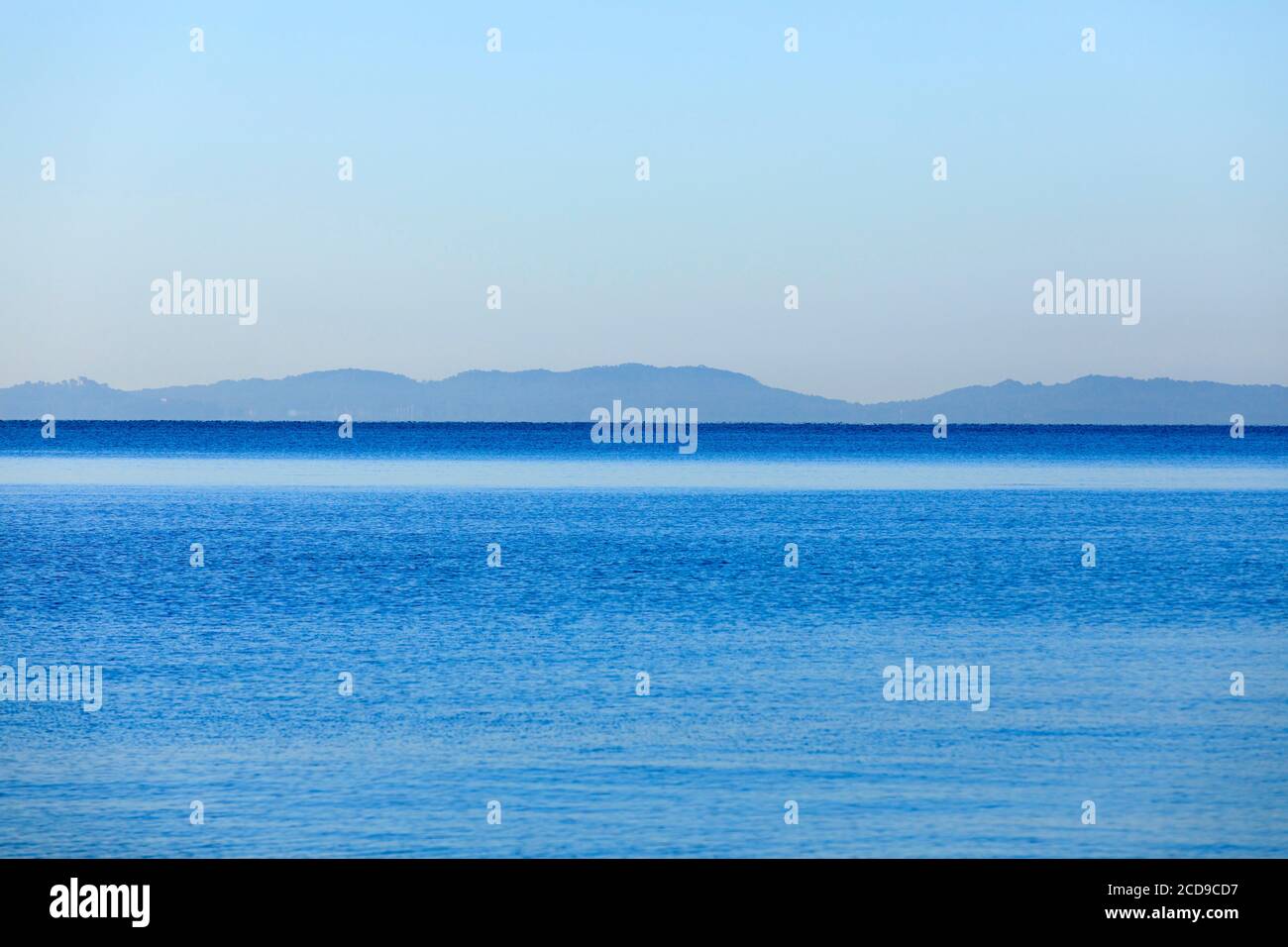 Francia, Var, la Londe Les Maures, isola di Porquerolles sullo sfondo Foto Stock