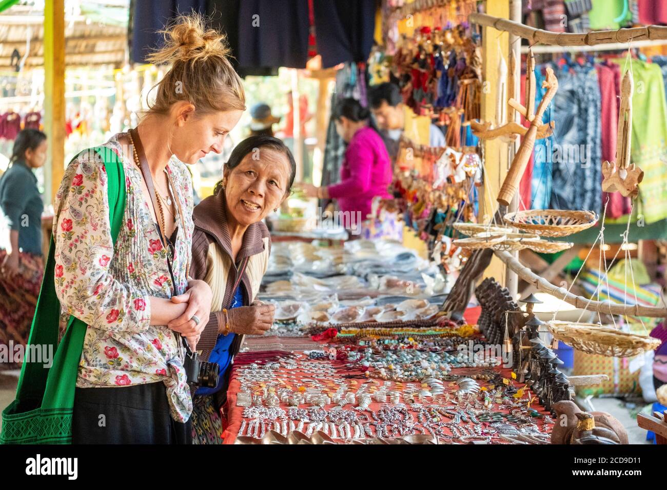 Myanmar (Birmania), Stato di Shan, Lago Inle, mercato nel villaggio di Yawna Foto Stock