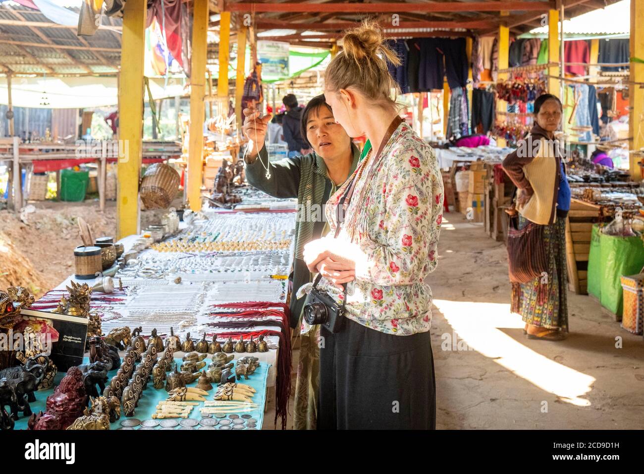 Myanmar (Birmania), Stato di Shan, Lago Inle, mercato nel villaggio di Yawna Foto Stock