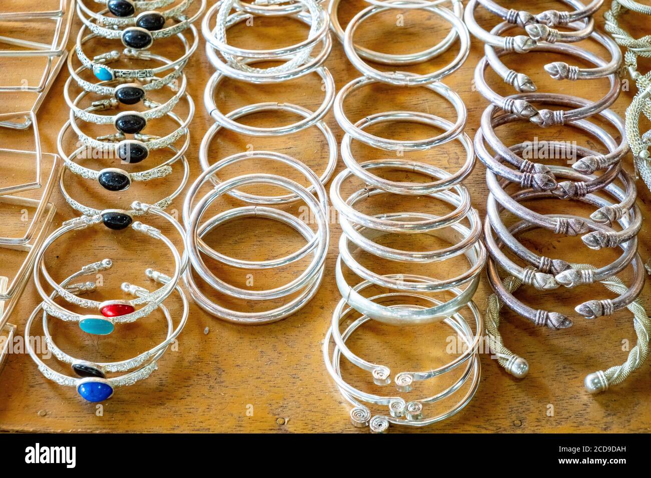 Myanmar (Birmania), Shan state, Inle Lake, Silversmith Village Inlay, Silver Bangle Foto Stock