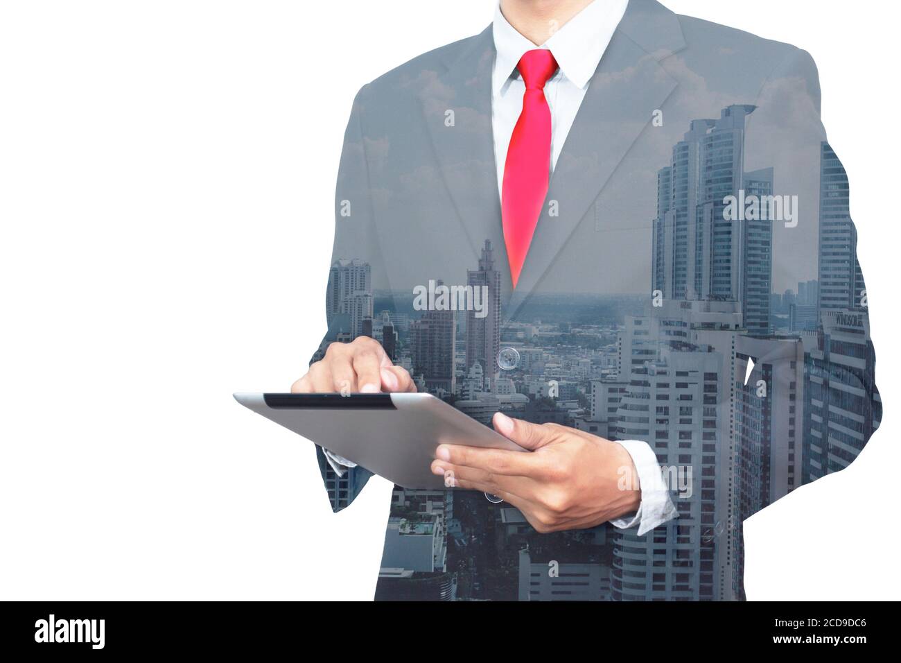 Foto a doppia esposizione. Uomo d'affari che tocca un tablet moderno. Progetto bancario di lavoro del responsabile degli investitori, volto anonimo Foto Stock