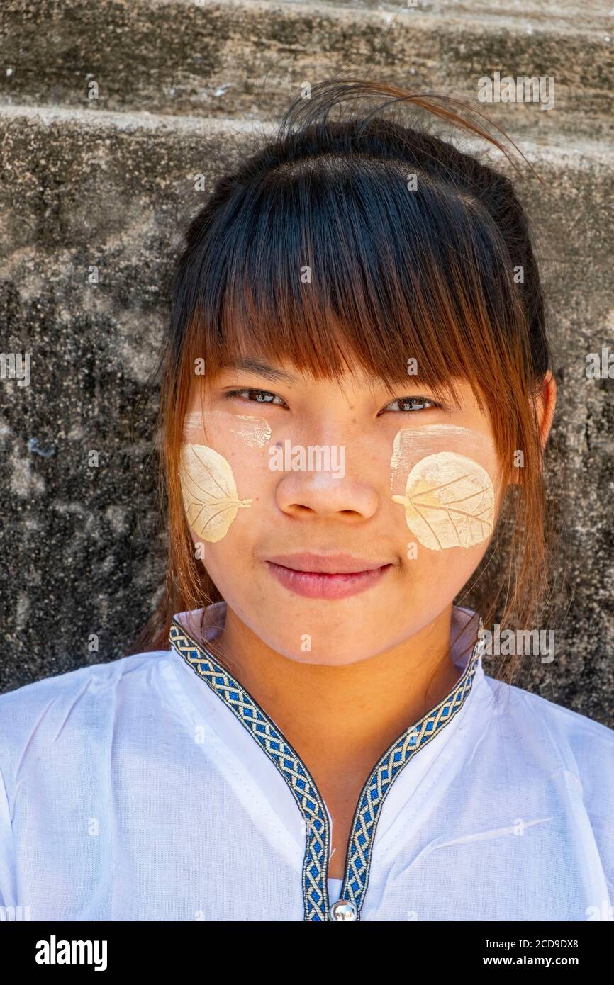 Myanmar (Birmania), regione Mandalay, sito archeologico buddista di Bagan, giovane birmano con Thanaka sulle guance Foto Stock