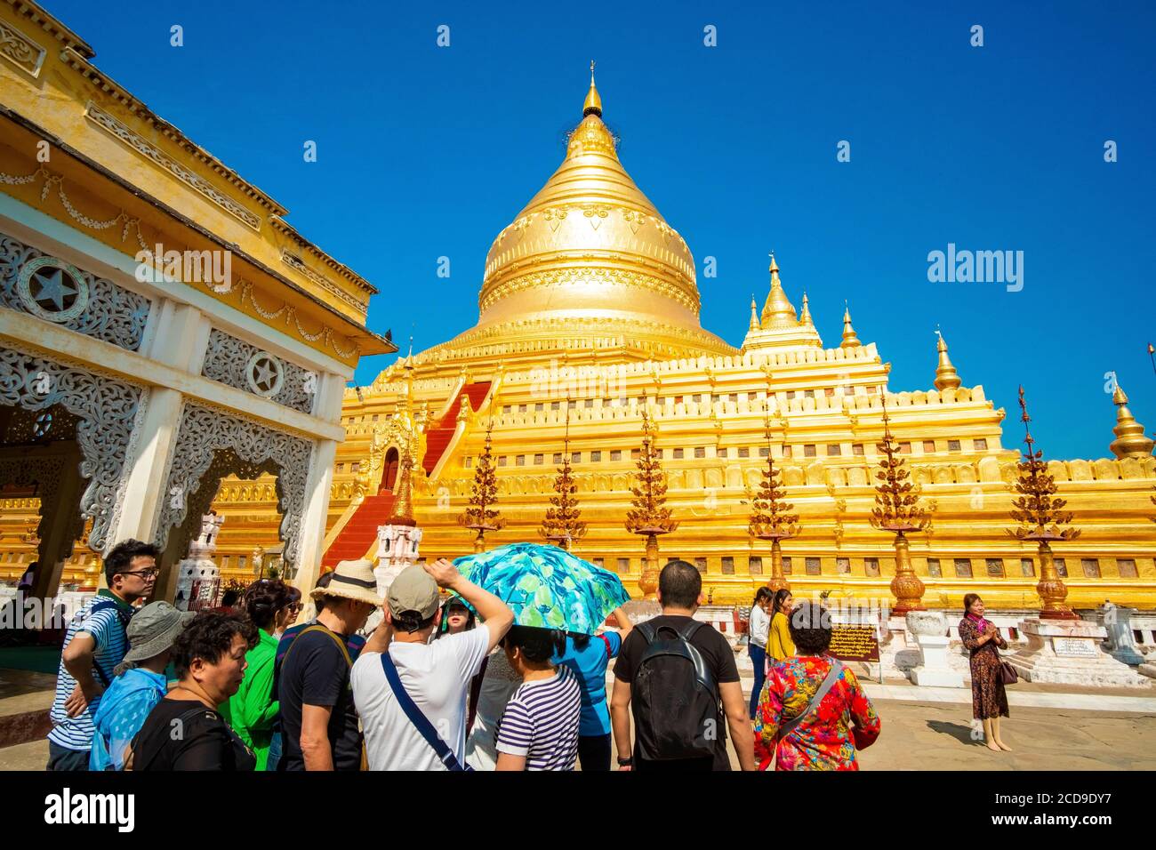 Myanmar (Birmania), regione di Mandalay, sito archeologico buddista di Bagan, Nyaung U, Pagoda di Shwezigon Foto Stock