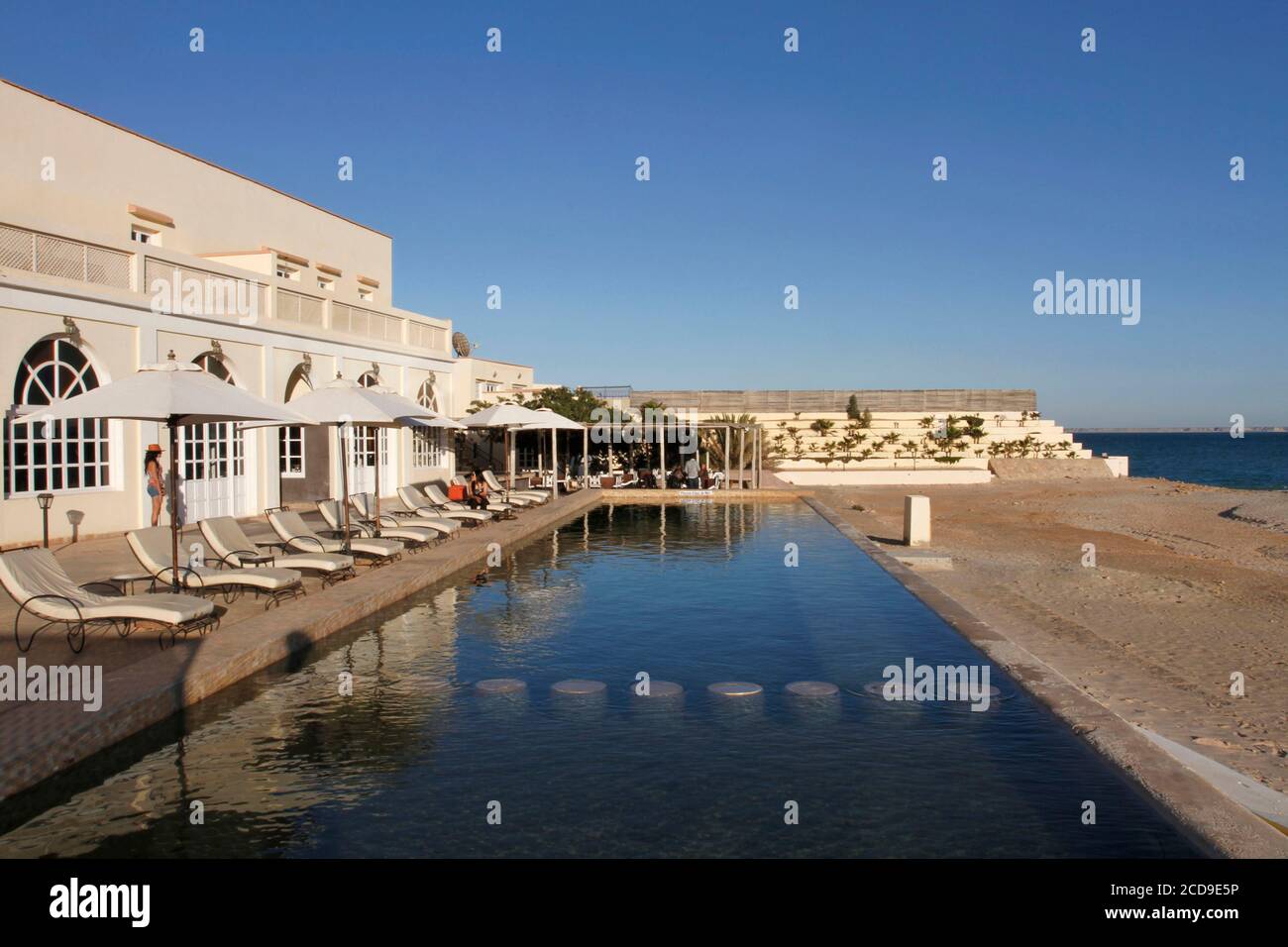 Marocco, Sahara Occidentale, Dakhla, piscina dell'hotel Calipau sullo sfondo della laguna Foto Stock