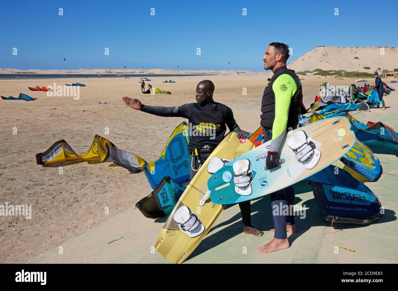Marocco, Sahara occidentale, Dakhla, Sebastien Jandeau, ex guardia del corpo di Karl Lagerfield, e un istruttore di kitesurf sulla spiaggia di Dakhla attitude kite camp, di fronte alla laguna Foto Stock