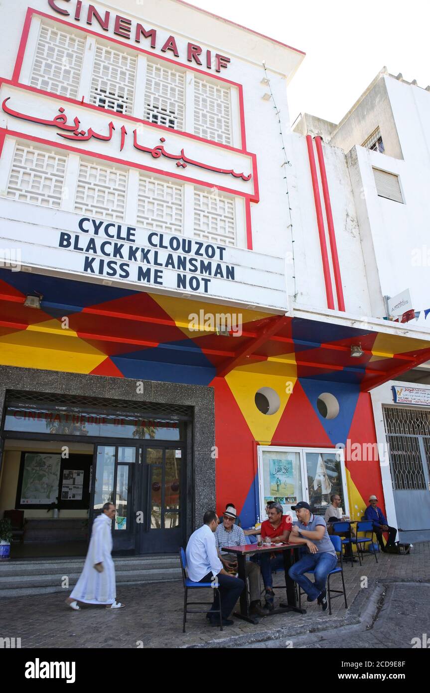 Marocco, Tangeri Tetouan regione, Tangeri, gruppo di uomini seduti alla terrazza bar del cinema Rif Foto Stock