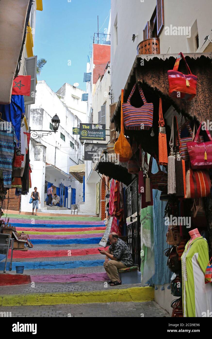 Marocco, Tangeri Tetouan regione, Tangeri, scala con scale multicolore in un vicolo della medina fiancheggiata da negozi di artigianato marocchino Foto Stock