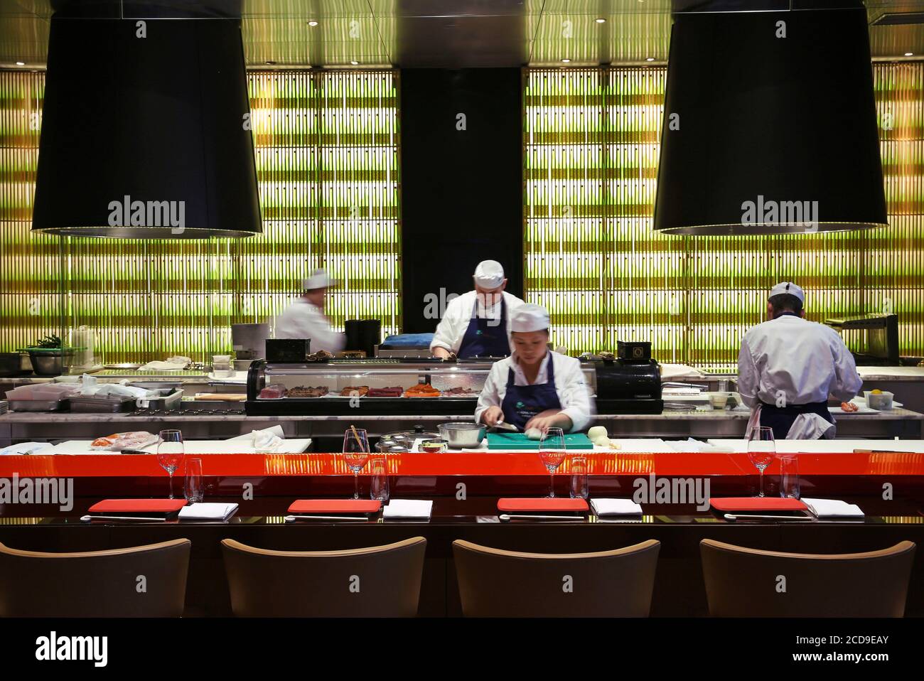 Francia, Parigi, Royal Monceau hotel, sushi master dietro il bancone del giapponese design ristorante Matsuhisa Foto Stock