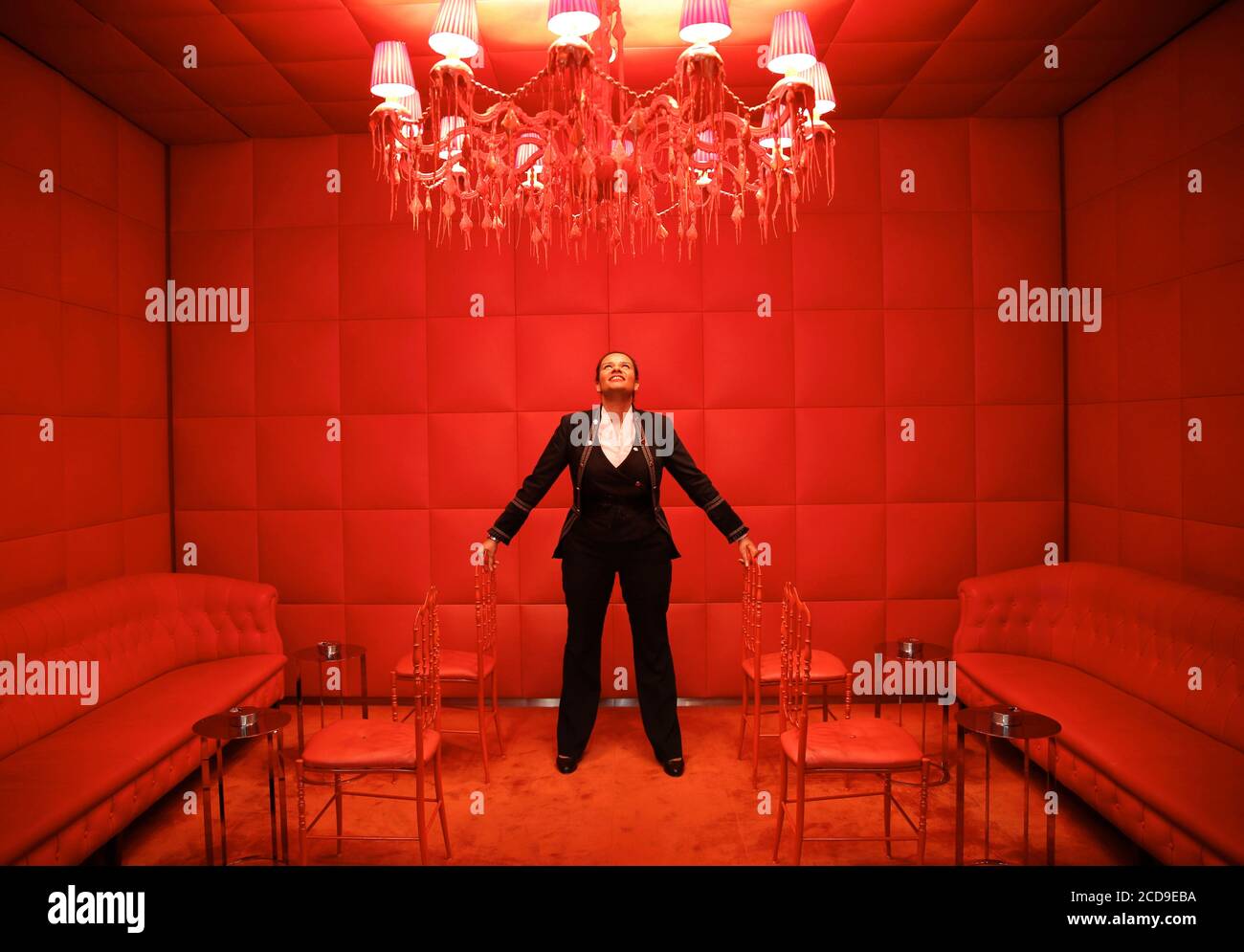 Francia, Parigi, Royal Monceau hotel, Julie Eugene, art concierge del Royal Monceau, nella casa rossa di fumo dell'hotel progettato da Philippe Starck Foto Stock