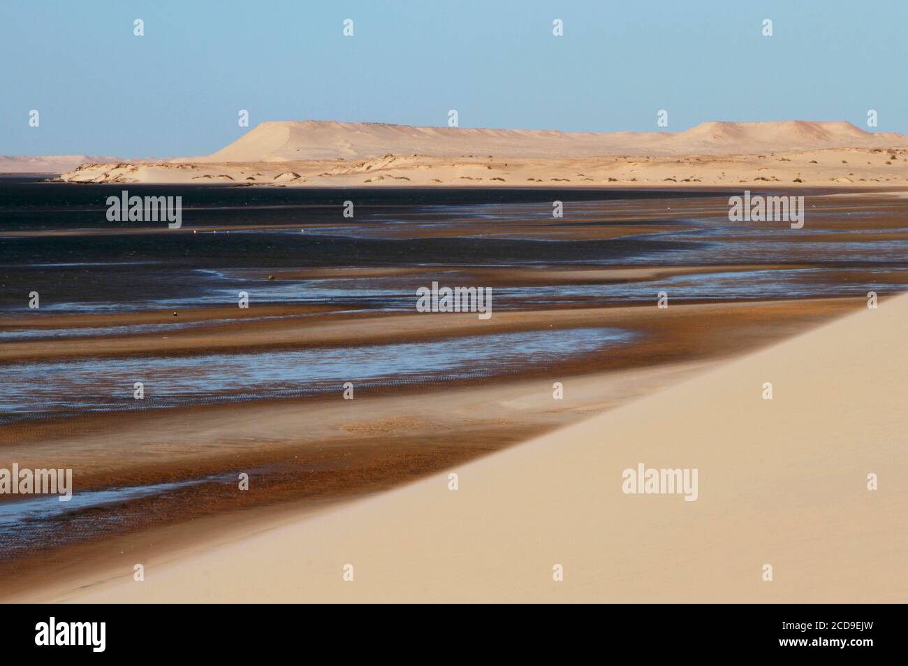 Marocco, Sahara occidentale, Dakhla, sito della duna bianca che si erge tra la laguna e le montagne Foto Stock