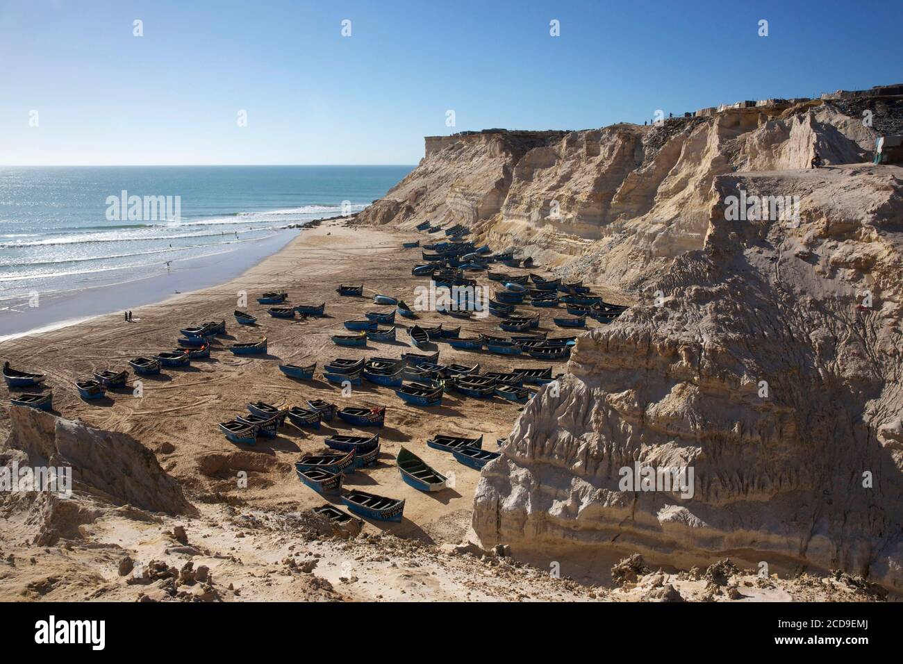 Marocco, Sahara occidentale, Dakhla, Araiche spiaggia e le sue barche da pesca blu delimitate da una scogliera Foto Stock