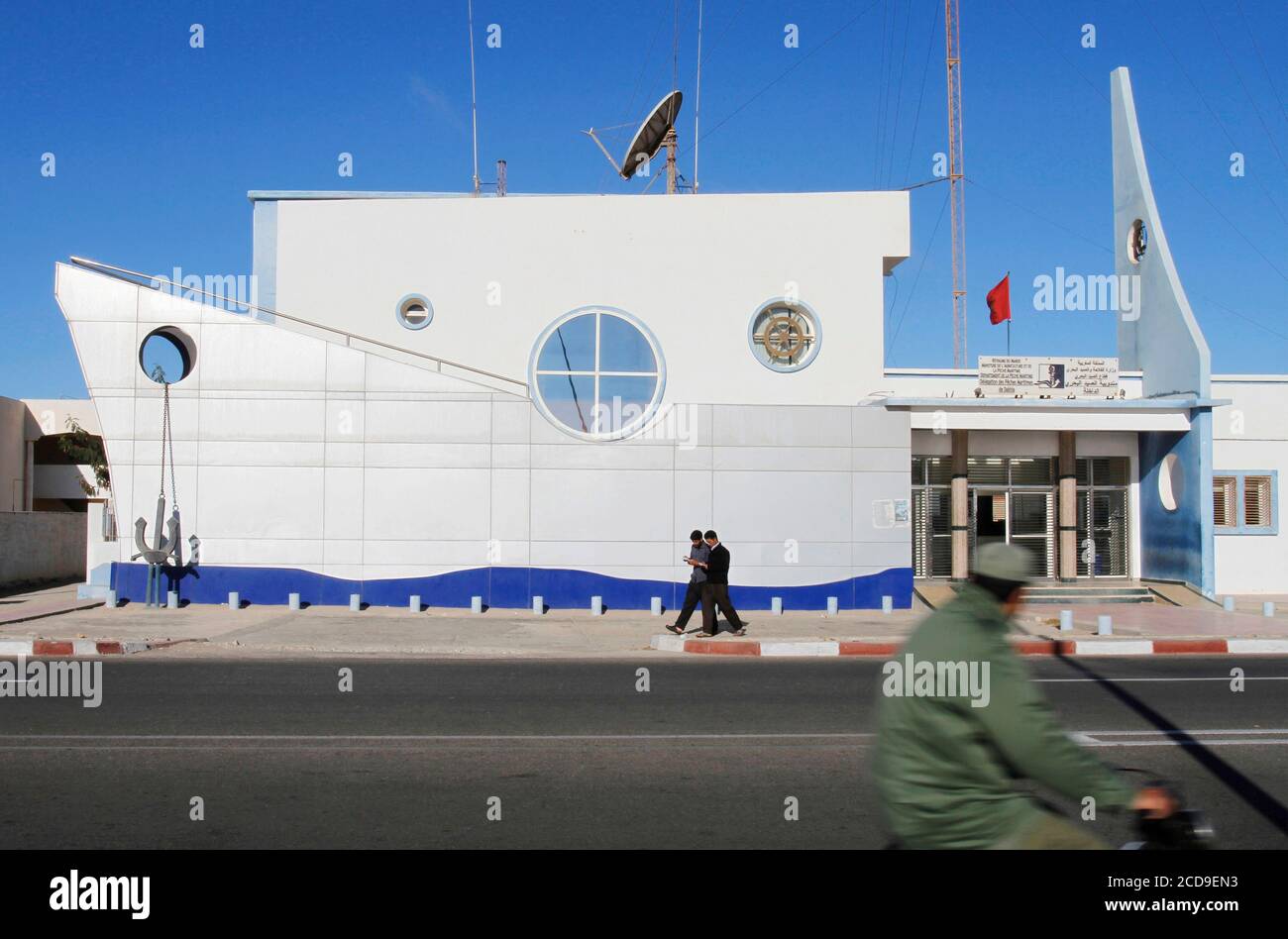 Marocco, Sahara occidentale, Dakhla, edificio amministrativo a forma di barca Foto Stock