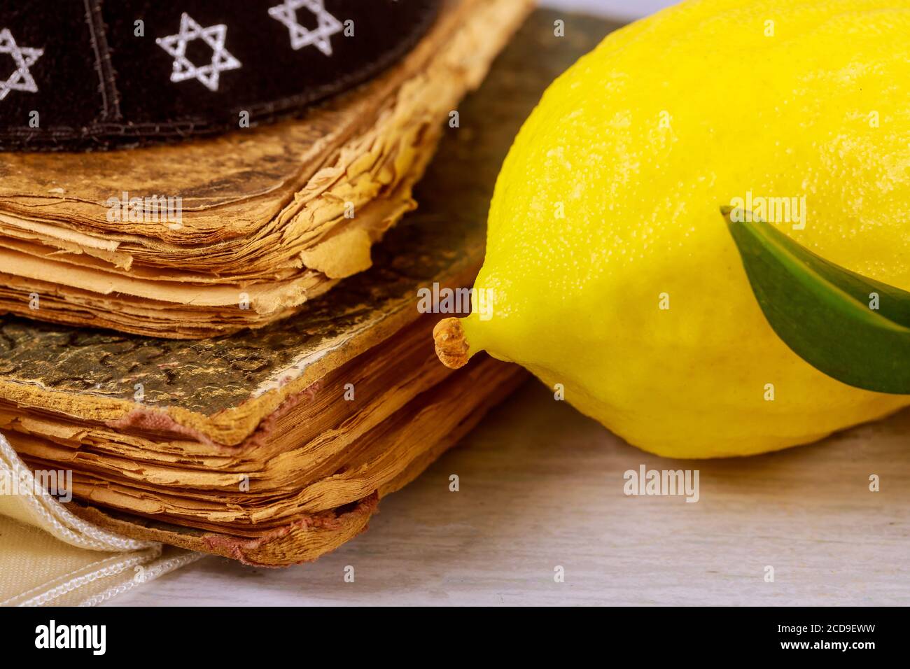Simboli ebraici vacanza di Sukkot in kippah tallit una sinagoga Foto Stock