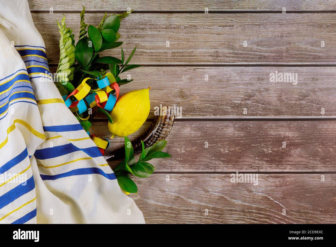 Etrog religioso giallo del citron, lulav della foglia con festa ebraica di Sukkot su kippah e tallit Foto Stock