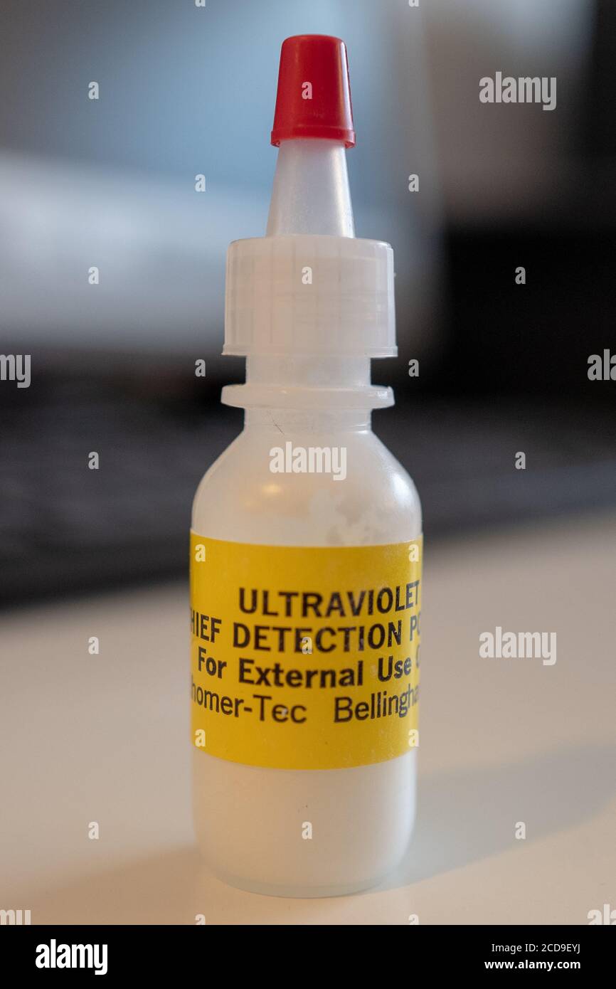 Primo piano di flaconcino di polvere per il rilevamento del furto ultravioletto (UV), una polvere invisibile utilizzata per identificare i ladri, San Ramon, California, 5 giugno 2020. () Foto Stock