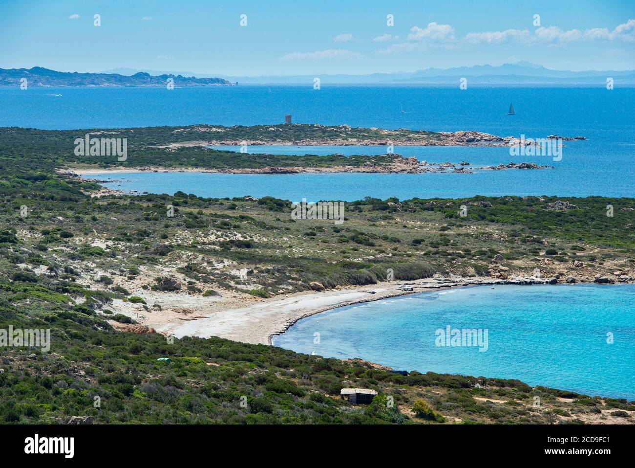 Francia, Corse du Sud, Monacia d'Aullene, la punta di Caniscione e la torre genovese di Olmeto, lontano dalla costa della Sardegna Foto Stock