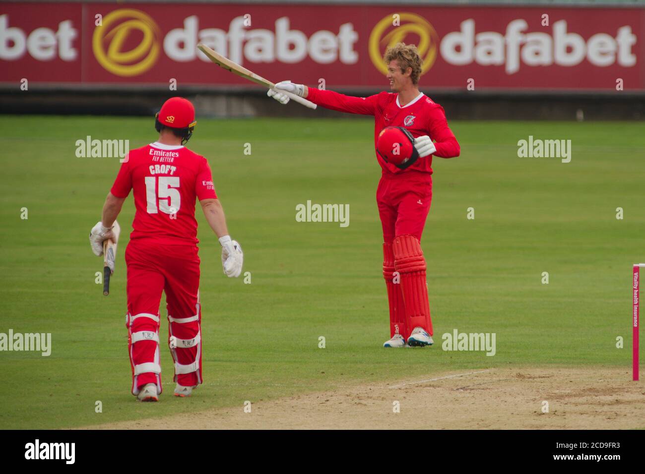 Chester le Street, Inghilterra, 27 agosto 2020. Keaton Jennings of Lancashire alzando il suo pipistrello per celebrare il suo secolo contro Durham nella loro partita Vitality Blast a Riverside, Chester le Street. Credit: Colin Edwards/Alamy Live News. Foto Stock