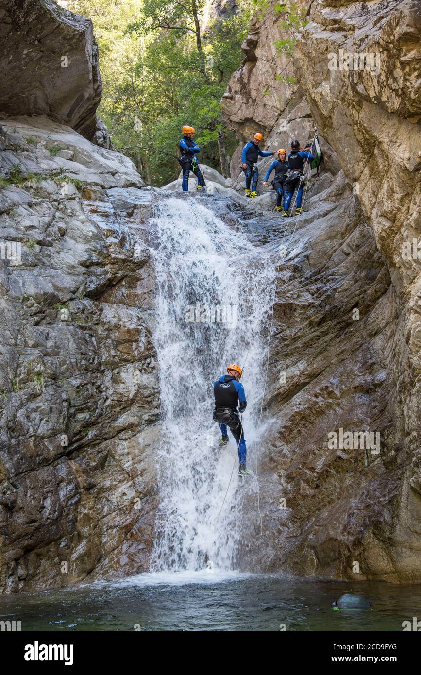 Francia, Corse du Sud, Bocognano, il canyon della Richiusa, discesa di una corda a cascata Foto Stock
