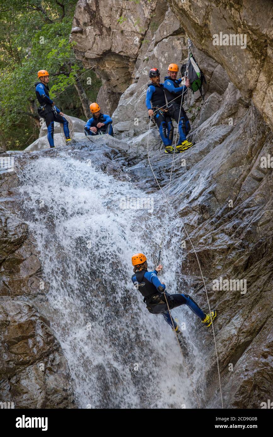 Francia, Corse du Sud, Bocognano, il canyon della Richiusa, discesa di una corda a cascata Foto Stock