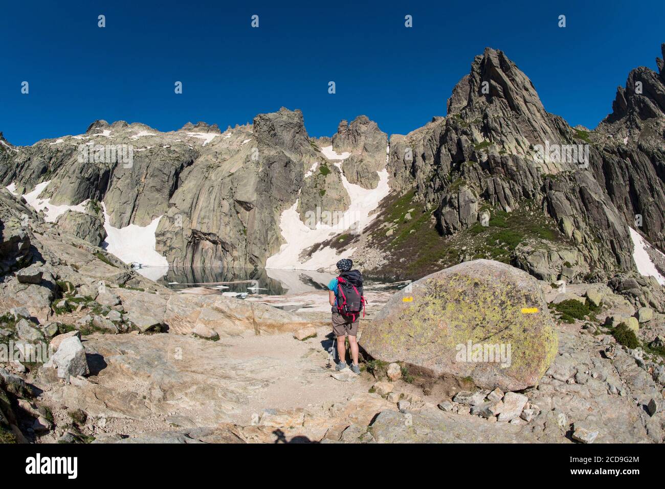 Francia, Haute Corse, Corte, Valle Restonica, Lago Capitello con le ultime nevi e galleggianti di ghiaccio e le punte dei 7 laghi e Capitello Foto Stock