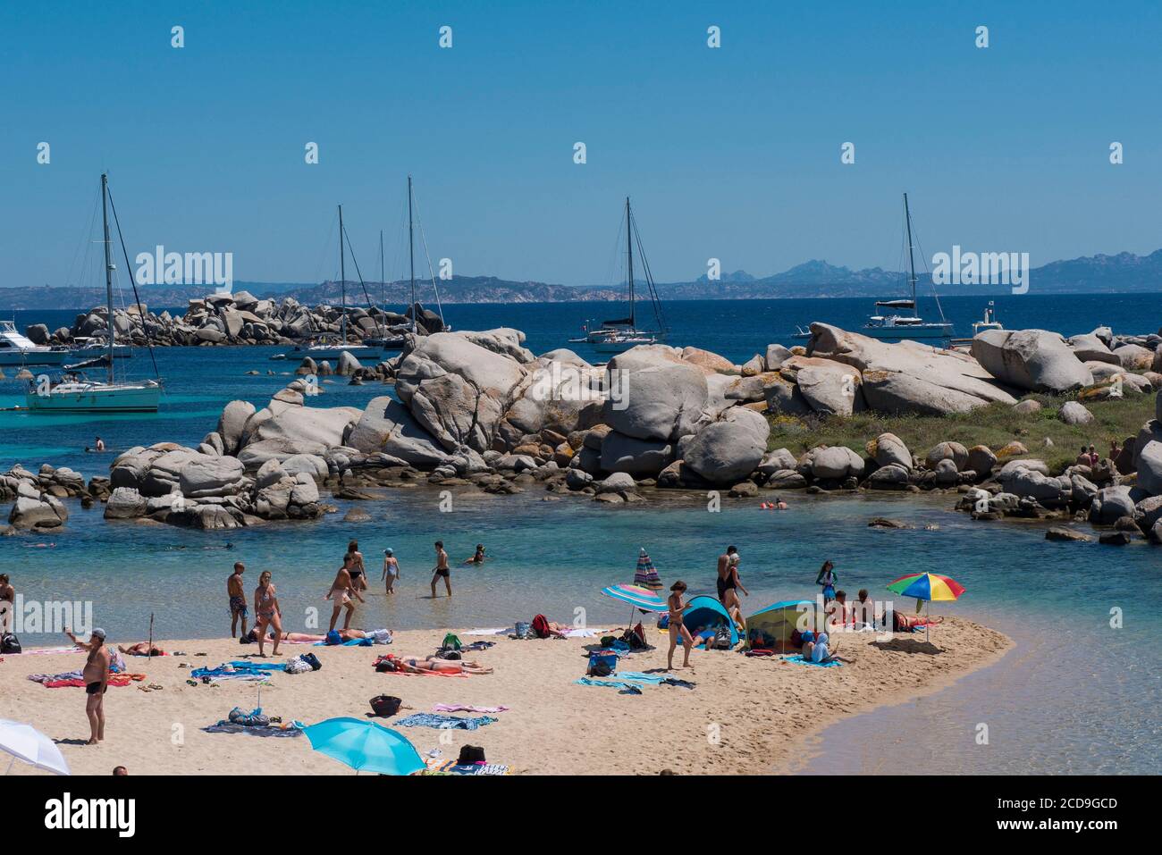 Francia, Corse du Sud, Bonifacio, Isole Lavezzi, riserva naturale delle bocche di Bonifacio, spiagge da sogno sovraffollate durante la stagione estiva Foto Stock