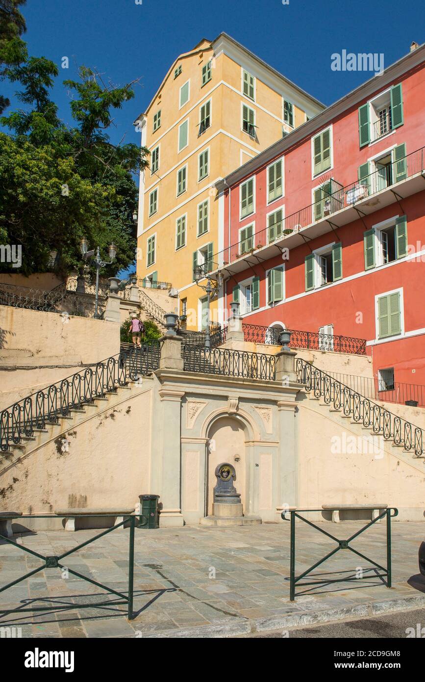 Francia, Haute Corse, Bastia, le facciate colorate della scala Romieu che permette di salire dal porto vecchio alla cittadella Foto Stock