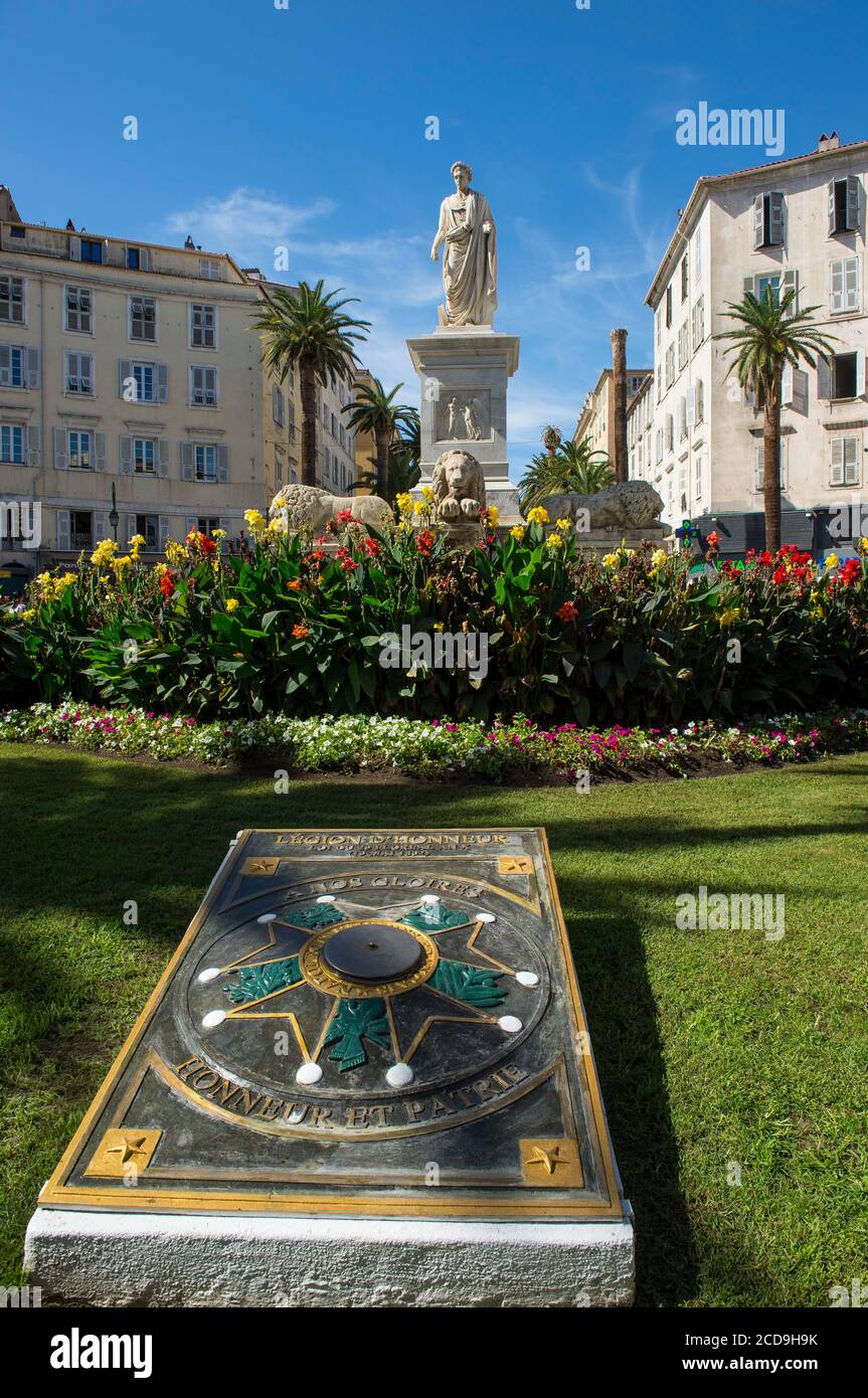 Francia, Corse du Sud, Ajaccio, la statua di Napoleone Bonaparte sul luogo Foch e scultura legione d'onore Foto Stock