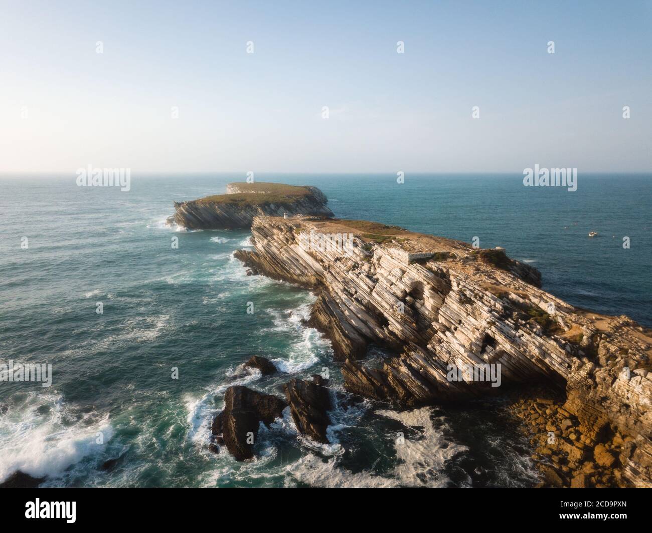 Formazioni rocciose nell'oceano vicino a Peniche, Portogallo Foto Stock