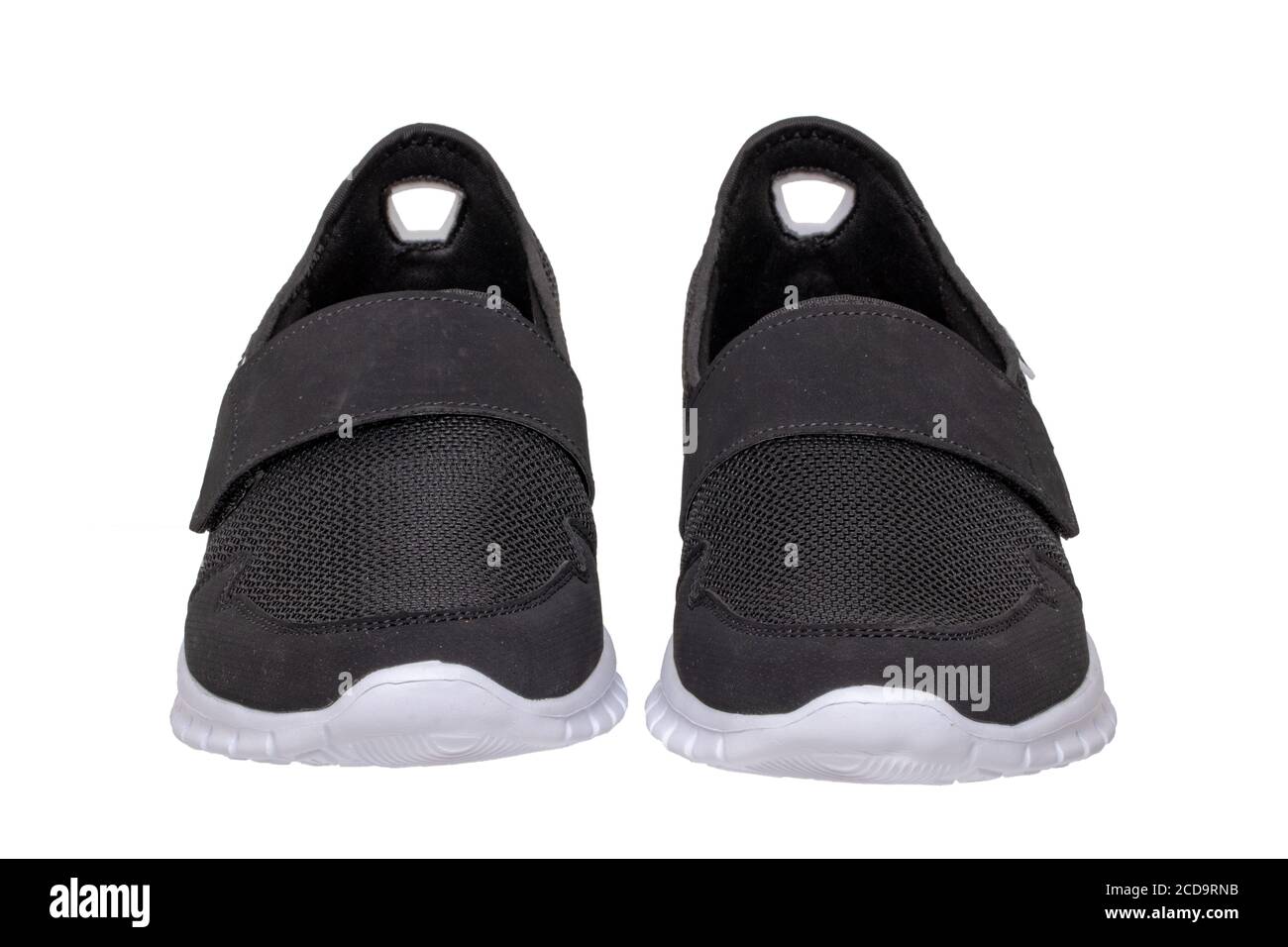 Scarpe nere da uomo. Primo piano di un paio di sneaker nere o scarpe  sportive isolate su uno sfondo bianco. Scarpe eleganti e alla moda per  uomo. Macro Foto stock - Alamy