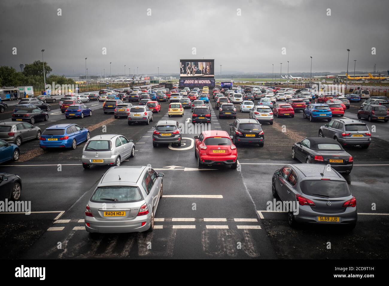 I cinefilm guardano il film Sunshine on Leith nelle loro auto presso la socialmente distanziata Drive-in Movie Arena, che è stato istituito presso l'aeroporto di Edimburgo come parte del Festival Internazionale del Cinema di Edimburgo. Foto Stock