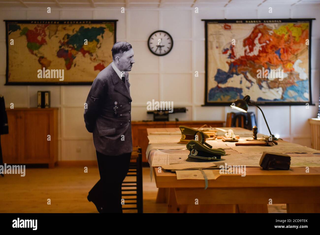 Gierloz, Polonia. 22 agosto 2020. Una scena ricostruita del tentativo di assassinio con l'immagine di Hitler è raffigurata parte dello storico Wolf's Lair, il primo quartier generale militare di Hitler sul fronte orientale con l'obiettivo di avviare l'Unione Sovietica, A Gierloz. Il famoso Wolf's Lair era uno dei quartieri generali segreti più importanti della Germania nazista situata oggi nella Polonia orientale. Il sito nazista è famoso per il tentativo di assassinio della vita Hitler di Adolf, nota come operazione Valkyrie, Claus von Stauffenberg e altri che hanno preso di mira Hitler con una bomba a valigia durante un incontro all'interno del W. Foto Stock