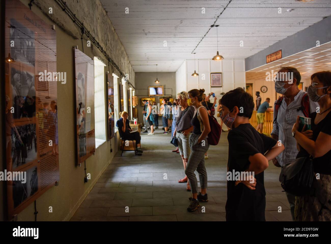 Gierloz, Polonia. 22 agosto 2020. I visitatori indossano maschere facciali mentre guardano una parte delle foto dello storico Wolf's Lair, il primo quartier generale militare di Hitler sul fronte orientale con l'obiettivo di iniziare l'Unione Sovietica, A Gierloz. Il famoso Wolf's Lair era uno dei quartieri generali segreti più importanti della Germania nazista situata oggi nella Polonia orientale. Il sito nazista è famoso per il tentativo di assassinio della vita Hitler di Adolf, nota come operazione Valkyrie, Claus von Stauffenberg e altri che hanno preso di mira Hitler con una bomba a valigia durante un incontro all'interno del Lair di Wolf. (Immagine di credito: © Omar M Foto Stock