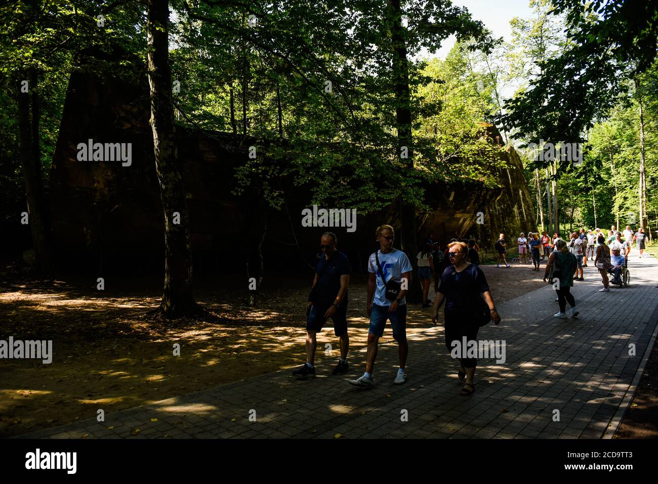 I visitatori camminano per una parte distrutta del bunker storico Wolf's Lair, il primo quartier generale militare di Hitler sul fronte orientale con l'obiettivo di iniziare l'Unione Sovietica, a Gierloz. Il famoso Wolf's Lair era uno dei quartieri generali segreti più importanti della Germania nazista situata oggi nella Polonia orientale. Il sito nazista è famoso per il tentativo di assassinio della vita Hitler di Adolf, nota come operazione Valkyrie, Claus von Stauffenberg e altri che hanno preso di mira Hitler con una bomba a valigia durante un incontro all'interno del Lair di Wolf. Foto Stock