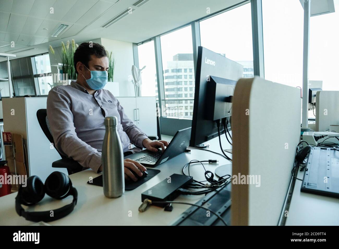 Parigi, Francia. 26 Agosto 2020. Un lavoratore della sede CENTRALE DI ENGIE ha visto indossare un facemask mentre era occupato alle sue scrivanie durante la visita ufficiale del ministro francese Elisabeth Borne.seguendo le raccomandazioni del Consiglio scientifico, il governo ha dichiarato che le maschere saranno ora obbligatorie nei luoghi di lavoro dal 1 settembre. Credit: SOPA Images Limited/Alamy Live News Foto Stock