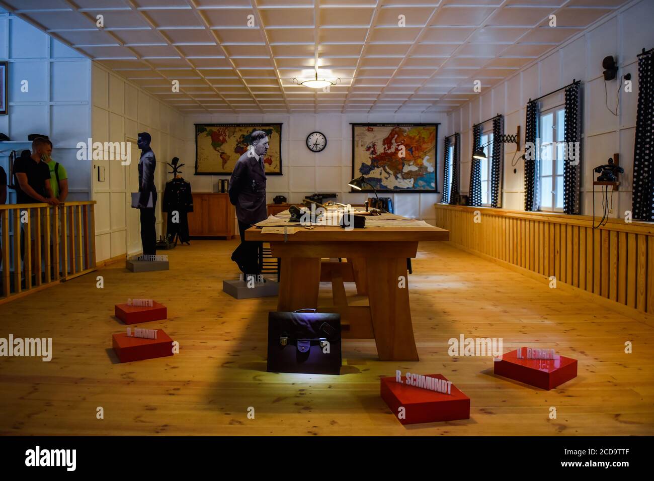 Una scena ricostruita del tentativo di assassinio con l'immagine di Hitler è raffigurata parte dello storico Wolf's Lair, il primo quartier generale militare di Hitler sul fronte orientale con l'obiettivo di avviare l'Unione Sovietica, A Gierloz. Il famoso Wolf's Lair era uno dei quartieri generali segreti più importanti della Germania nazista situata oggi nella Polonia orientale. Il sito nazista è famoso per il tentativo di assassinio della vita Hitler di Adolf, nota come operazione Valkyrie, Claus von Stauffenberg e altri che hanno preso di mira Hitler con una bomba a valigia durante un incontro all'interno del Lair di Wolf. Foto Stock