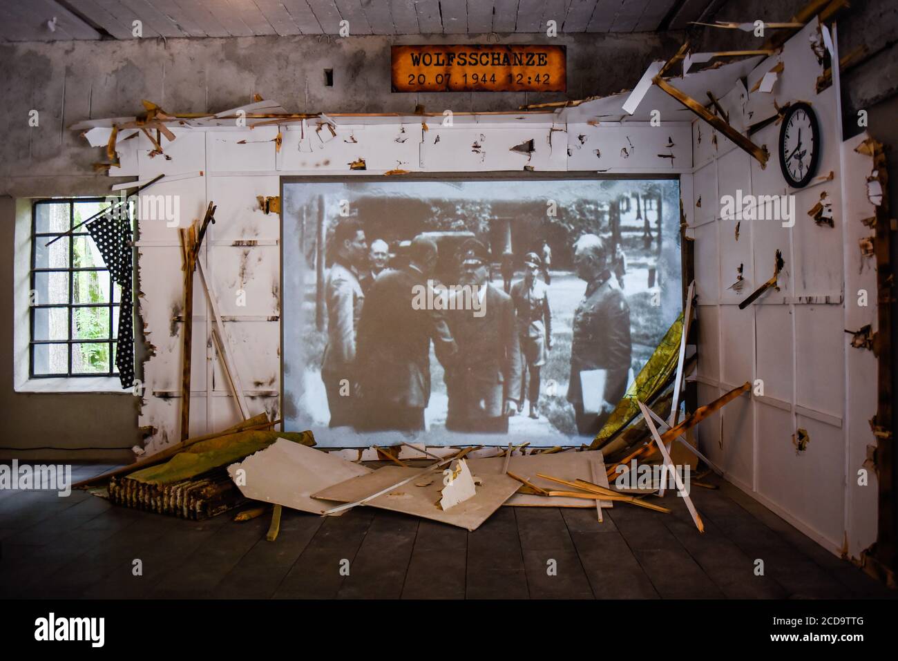Le pareti originali della stanza in cui si è svolto il tentativo di assassinio della vita di Hitler sono raffigurate dello storico Wolf's Lair, il primo quartier generale militare di Hitler sul fronte orientale con l'obiettivo di avviare l'Unione Sovietica, A Gierloz. Il famoso Wolf's Lair era uno dei quartieri generali segreti più importanti della Germania nazista situata oggi nella Polonia orientale. Il sito nazista è famoso per il tentativo di assassinio della vita Hitler di Adolf, nota come operazione Valkyrie, Claus von Stauffenberg e altri che hanno preso di mira Hitler con una bomba a valigia durante un incontro all'interno del Lair di Wolf. Foto Stock