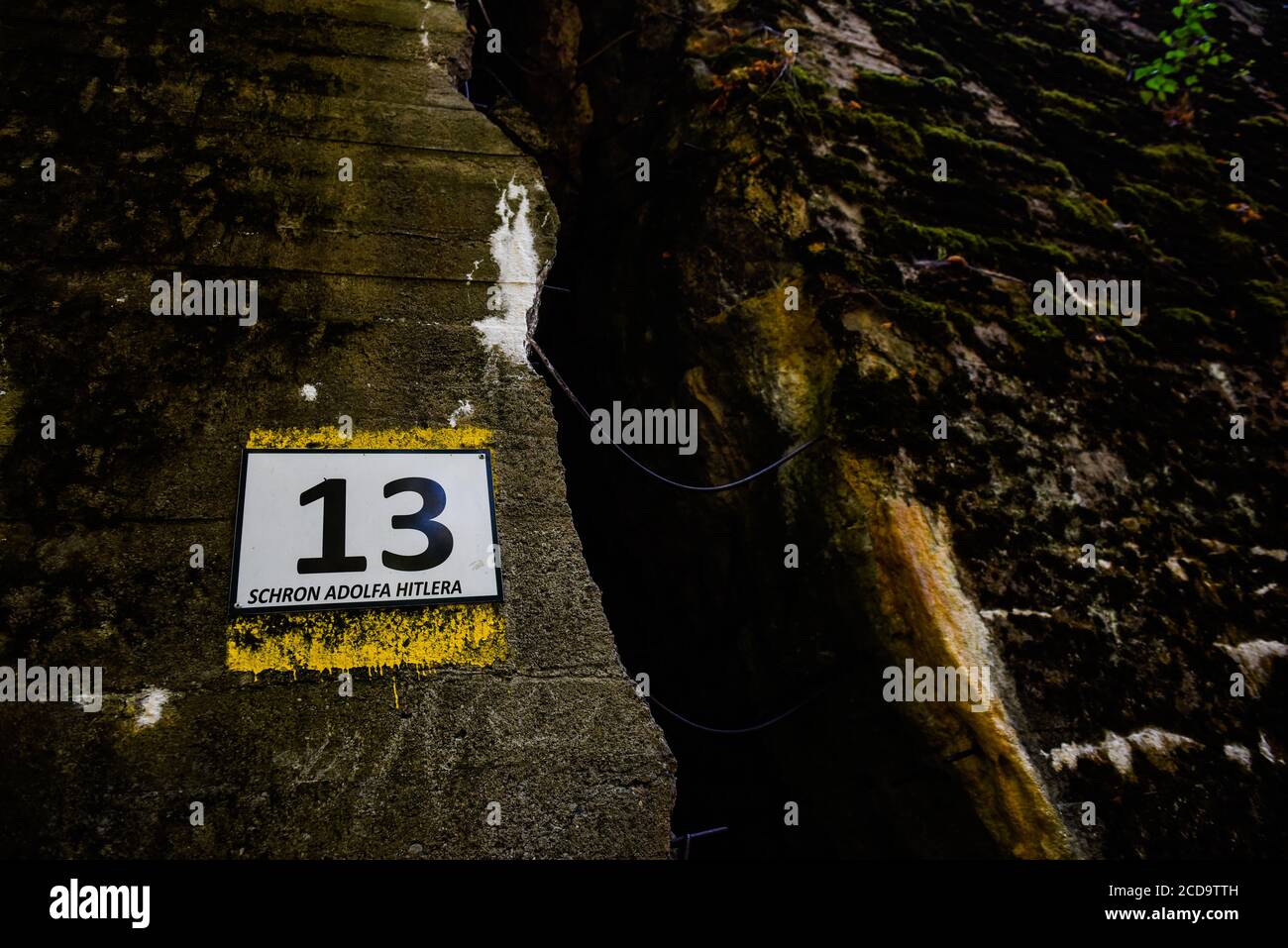 Un piatto con il numero 13, il bunker di Hitler è visto all'interno dello storico Wolf's Lair, il primo quartier generale militare di Hitler sul fronte orientale con l'obiettivo di iniziare l'Unione Sovietica, a Gierloz. Il famoso Wolf's Lair era uno dei quartieri generali segreti più importanti della Germania nazista situata oggi nella Polonia orientale. Il sito nazista è famoso per il famoso assassinio della vita di Adolf Hitler. Conosciuto come operazione Valkyrie, Claus von Stauffenberg ed altri hanno designato Hitler con una bomba della valigia durante un incontro all'interno del Lair del lupo. Foto Stock