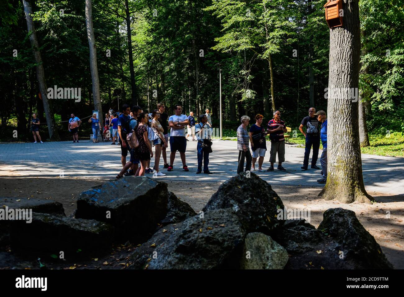 I visitatori camminano per una parte distrutta del bunker storico Wolf's Lair, il primo quartier generale militare di Hitler sul fronte orientale con l'obiettivo di iniziare l'Unione Sovietica, a Gierloz. Il famoso Wolf's Lair era uno dei quartieri generali segreti più importanti della Germania nazista situata oggi nella Polonia orientale. Il sito nazista è famoso per il tentativo di assassinio della vita Hitler di Adolf, nota come operazione Valkyrie, Claus von Stauffenberg e altri che hanno preso di mira Hitler con una bomba a valigia durante un incontro all'interno del Lair di Wolf. Foto Stock