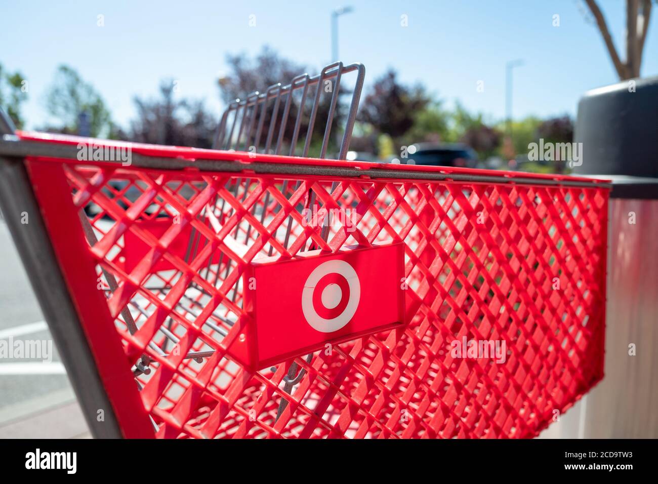 Logo per il punto vendita il target è visibile sul carrello, Walnut Creek, California, 29 giugno 2020. () Foto Stock