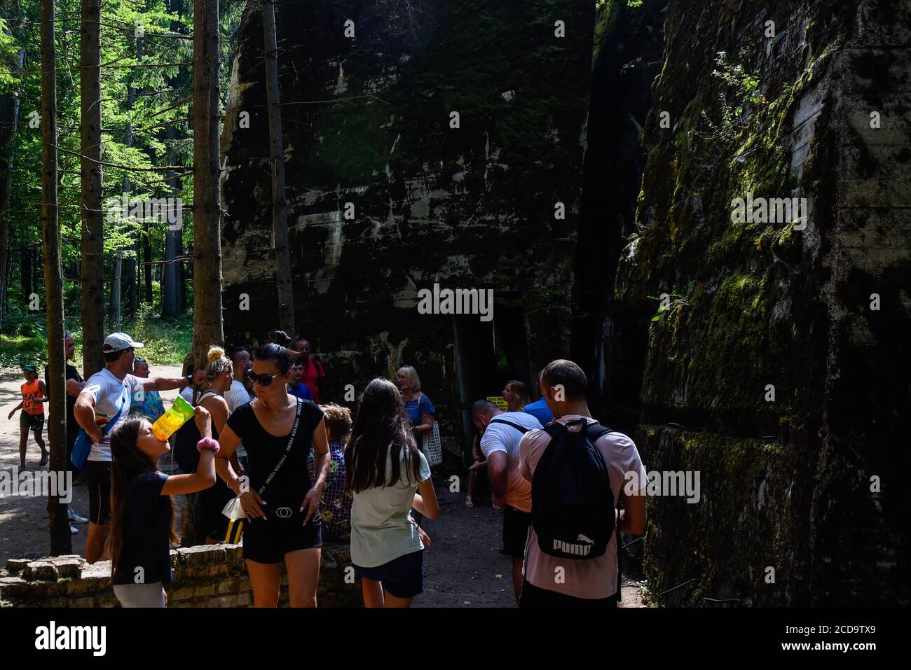 Gierloz, Polonia. 22 agosto 2020. I visitatori camminano per una parte distrutta del bunker storico Wolf's Lair, il primo quartier generale militare di Hitler sul fronte orientale con l'obiettivo di iniziare l'Unione Sovietica, a Gierloz. Il famoso Wolf's Lair era uno dei quartieri generali segreti più importanti della Germania nazista situata oggi nella Polonia orientale. Il sito nazista è famoso per il tentativo di assassinio della vita Hitler di Adolf, nota come operazione Valkyrie, Claus von Stauffenberg e altri che hanno preso di mira Hitler con una bomba a valigia durante un incontro all'interno del Lair di Wolf Foto Stock
