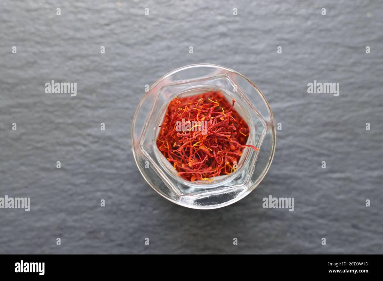 Vista ad angolo alto dei filetti di zafferano in un vaso Foto Stock