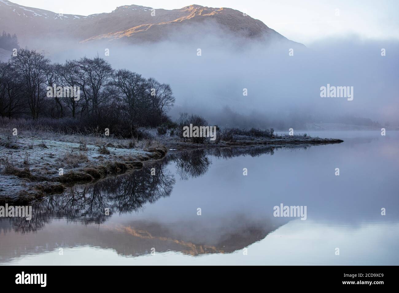 Un nebbiosa guida mattutina attraverso le Highlands della Scozia fermandosi a Loch Lubhnaig, Loch Lubhair e Loch Awe. Foto Stock