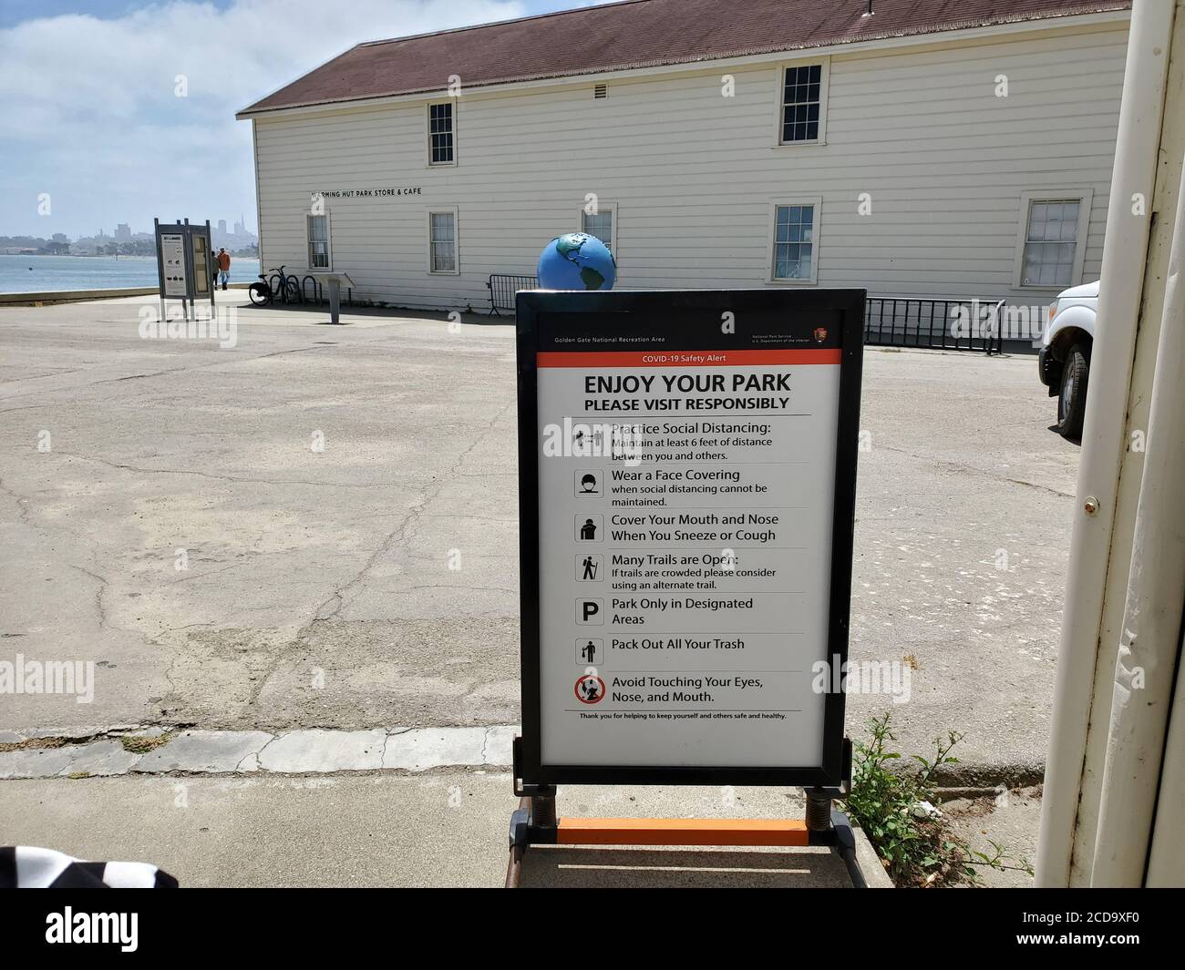 Un cartello con le informazioni sulle misure di Covid-19 è visibile vicino al campo di Crissy, nel Presidio, San Francisco, California, 28 giugno 2020. () Foto Stock