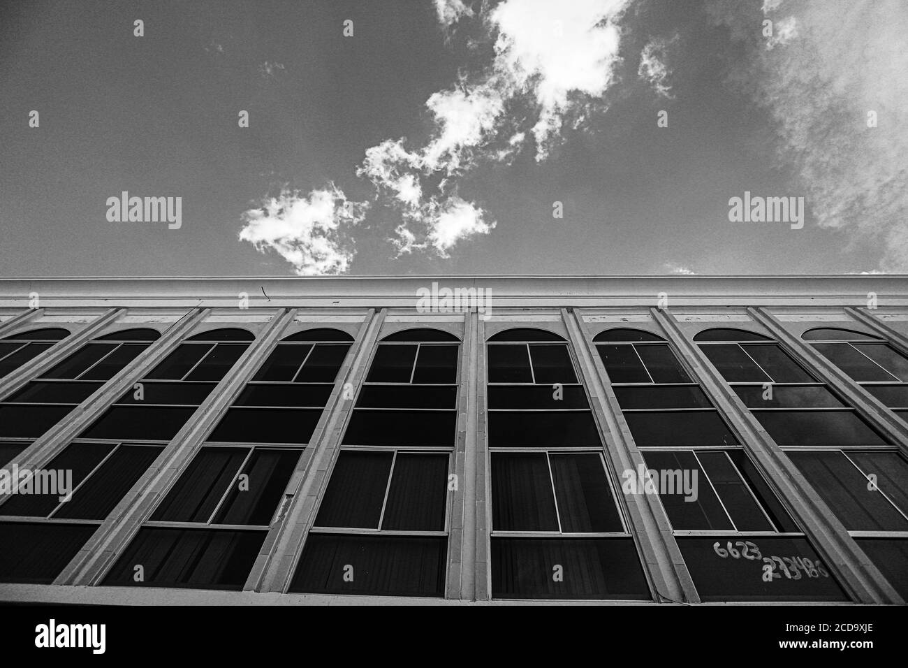 Vista generale della vetrata dell'edificio e degli archi in una foto architettonica di Hermosillo nel quartiere Centenario Foto Stock