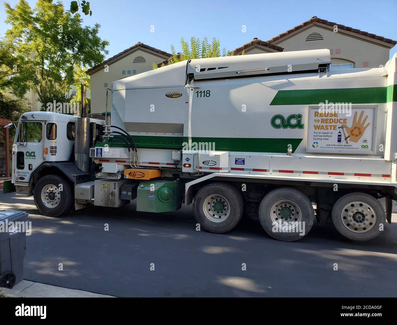 Veicolo per rifiuti o riciclaggio da Alameda County Industries, San Ramon, California, 9 luglio 2020. () Foto Stock